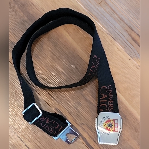 UNIVERSITY OF CALGARY Fabric Woven Belt with U OF C Coat of Arms Buckle - Picture 1 of 9
